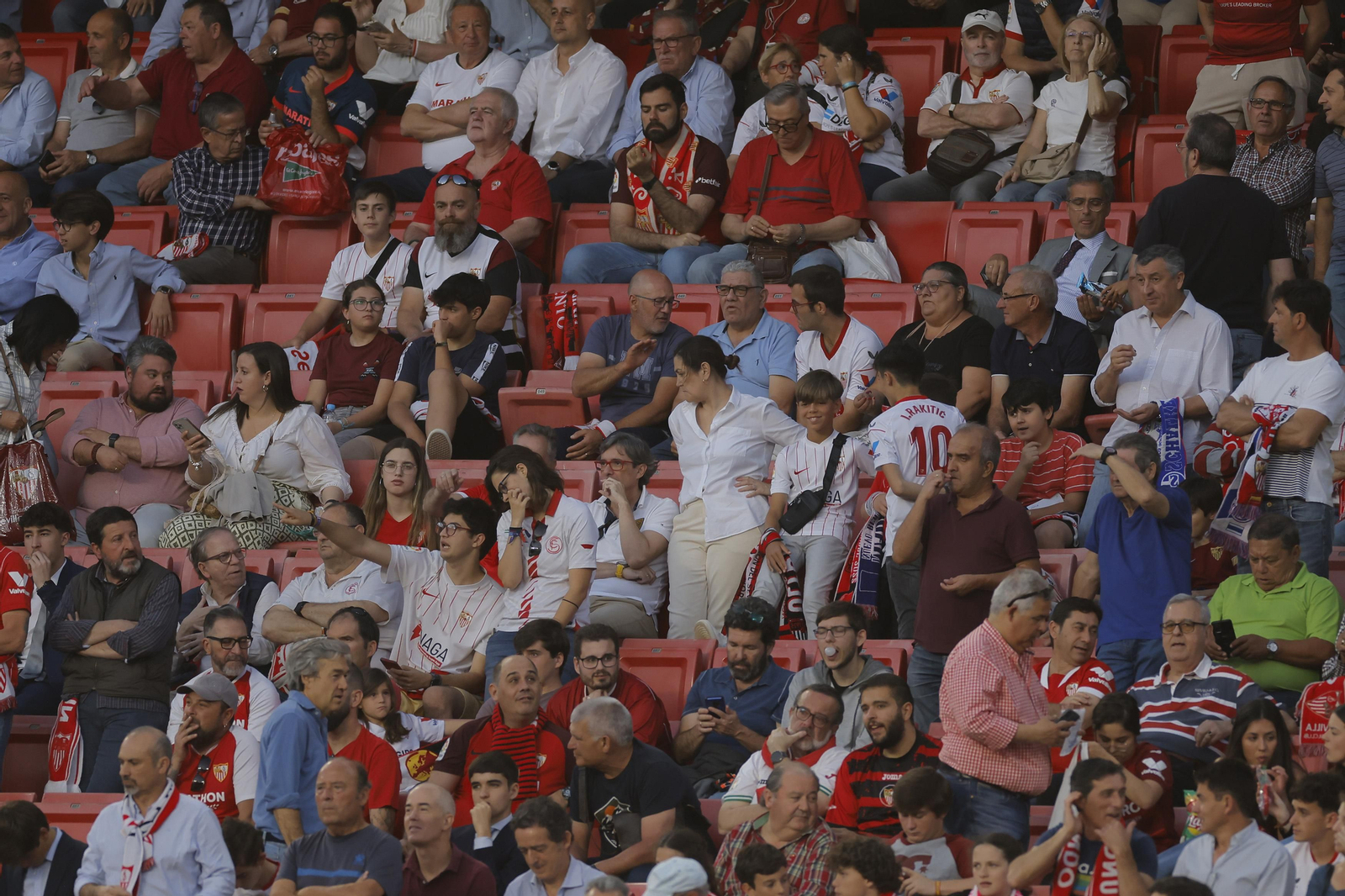 Búscate en las fotos del Sevilla -Villarreal