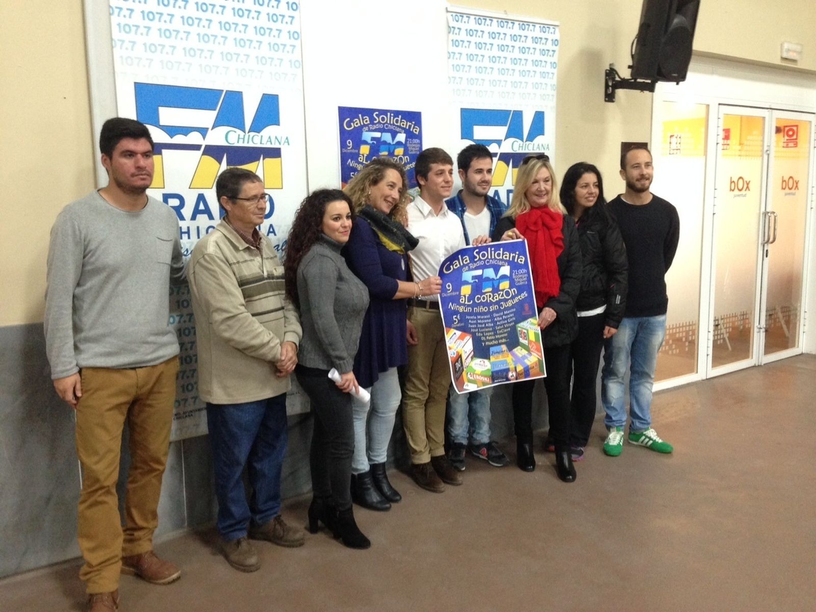 Miembros de la emisora, con el delegado y participantes de la iniciativa.