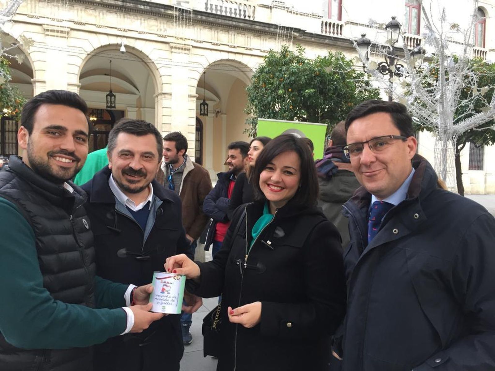 Virginia Pérez participando en la campaña 'Ningún niño sin juguete'.