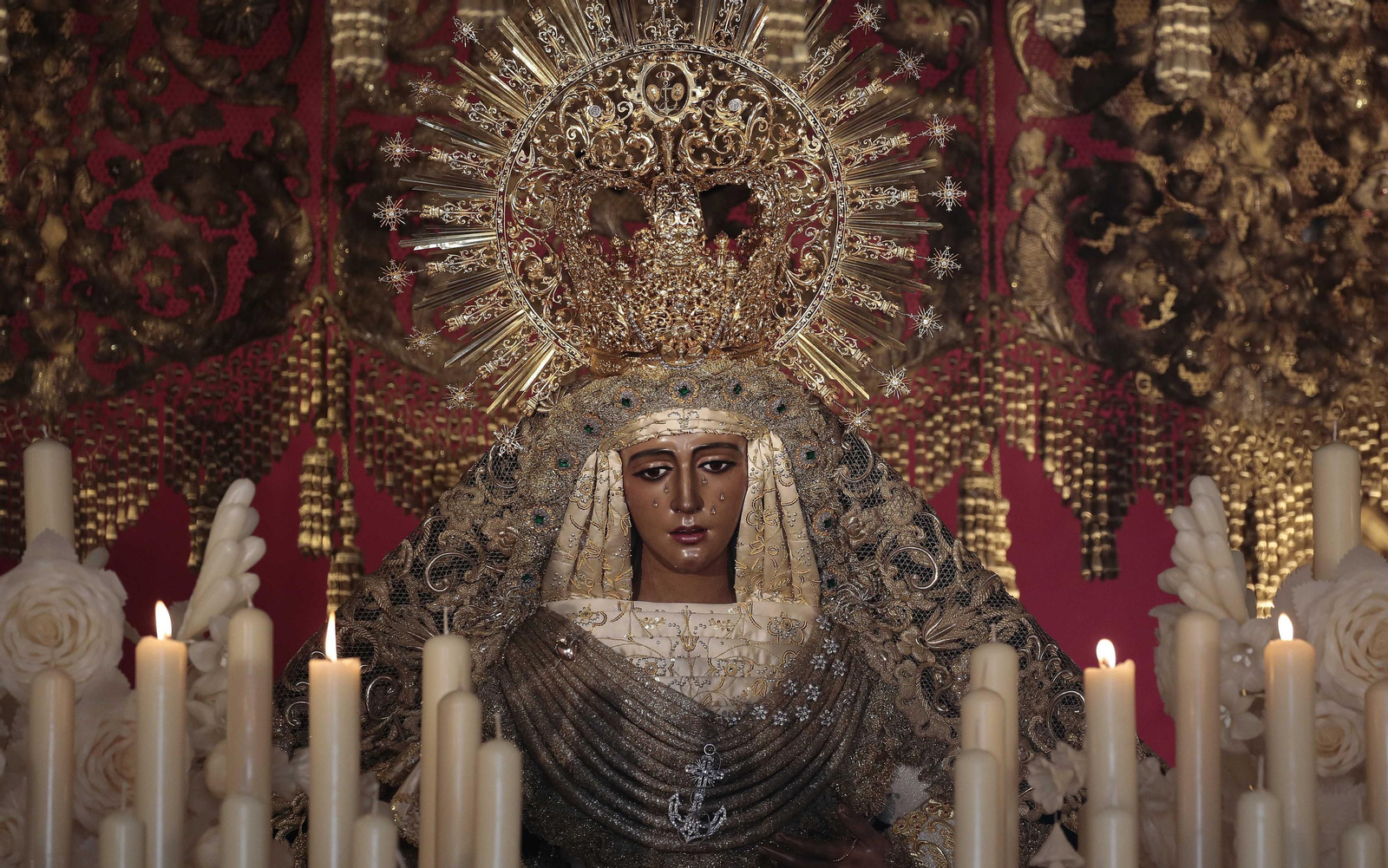 El traslado de la Esperanza de Triana, en imágenes