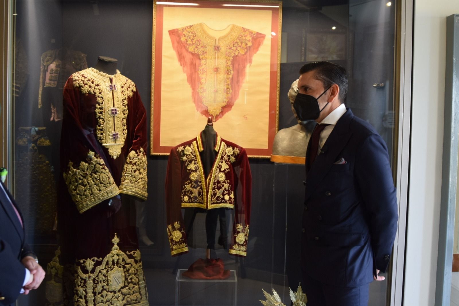 Diego Ventura junto al traje donado y la túnica en la que está inspirado.