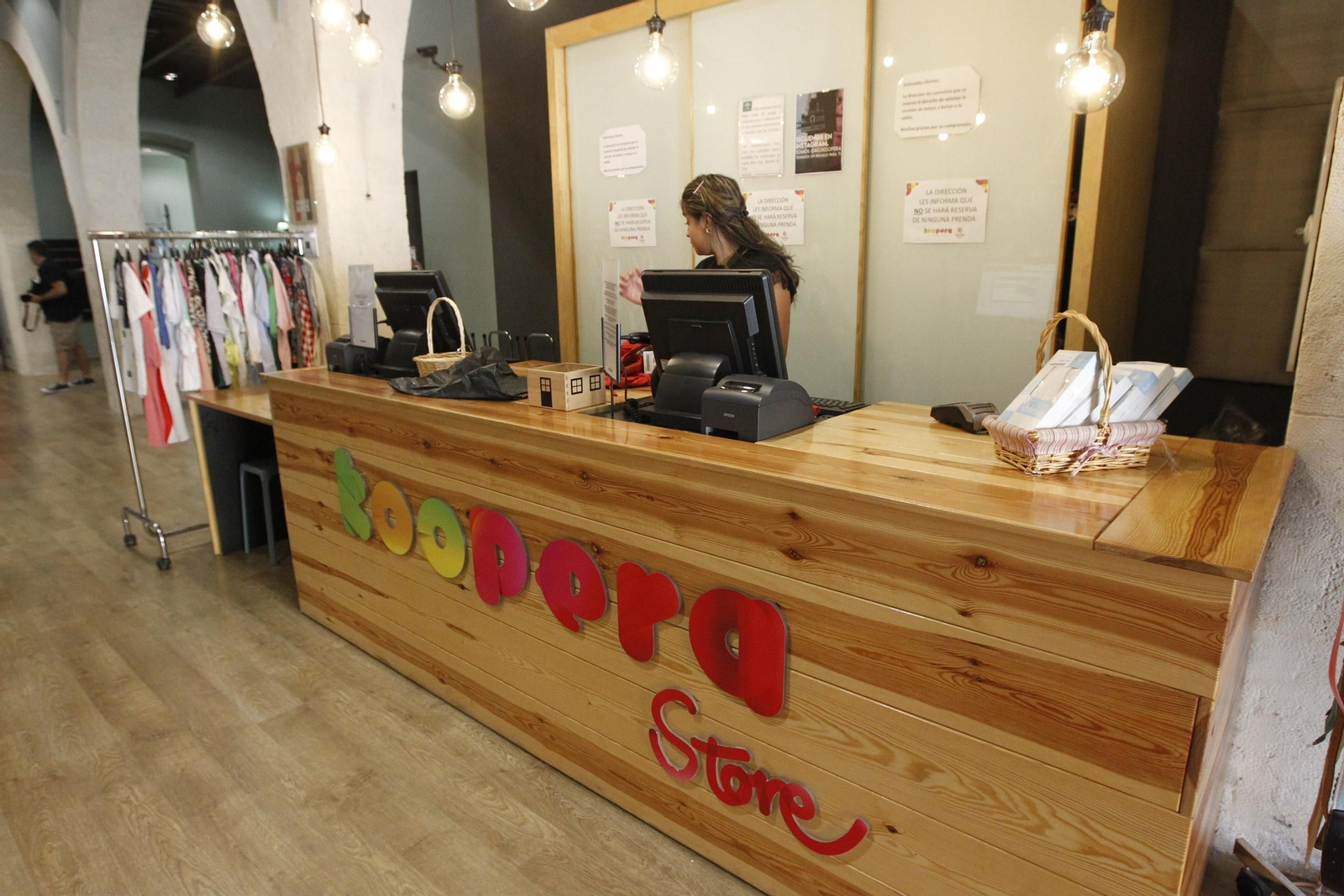 Fotogalería influencers en tienda Koopera Store Caritas Almería