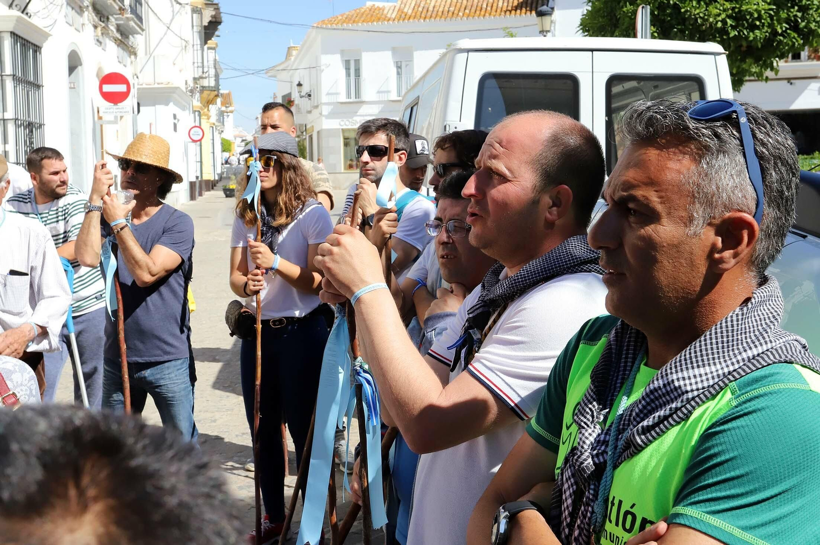 Imágenes de los presos de la cárcel de Huelva en su camino hacia El Rocío