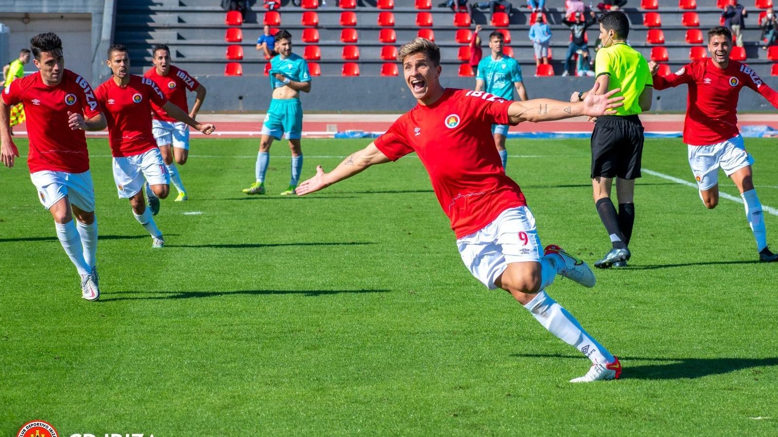 El ariete ya azulino corre radiante tras anotar un gol en Ibiza.