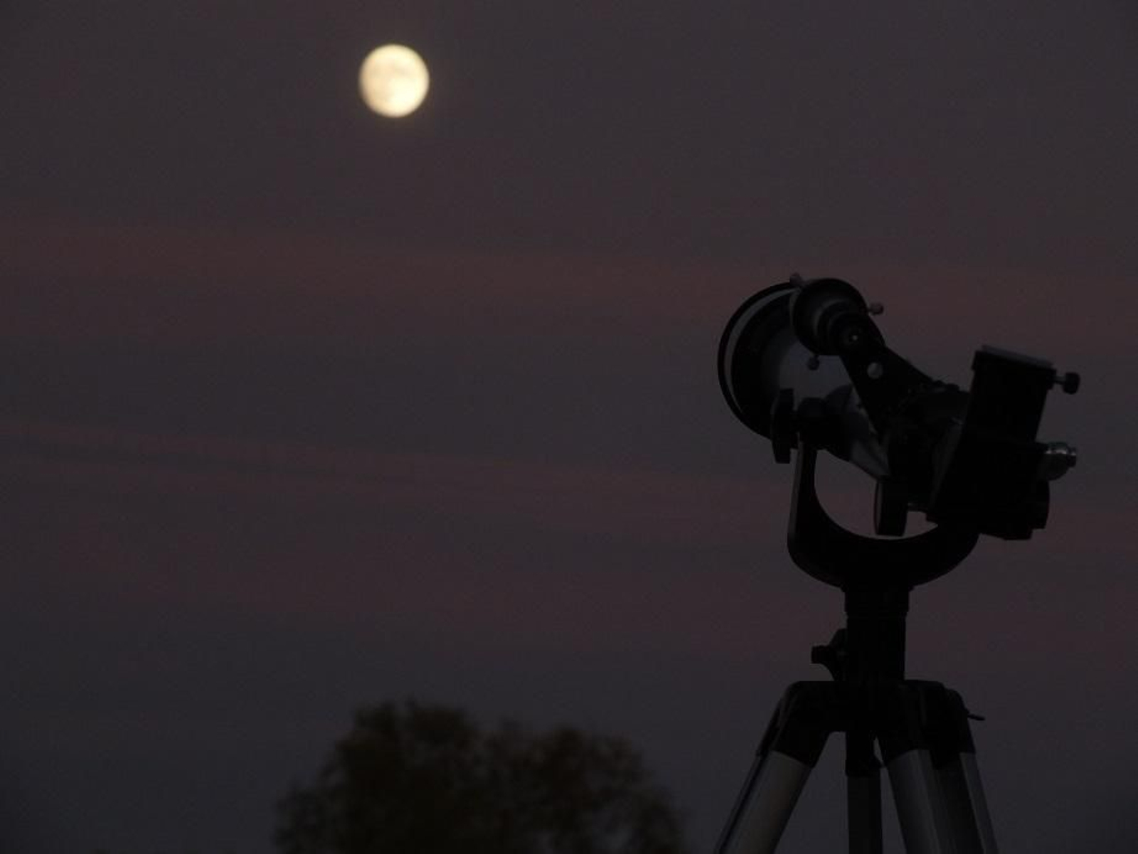 Un telescopio apunta a la luna en Los Villares.