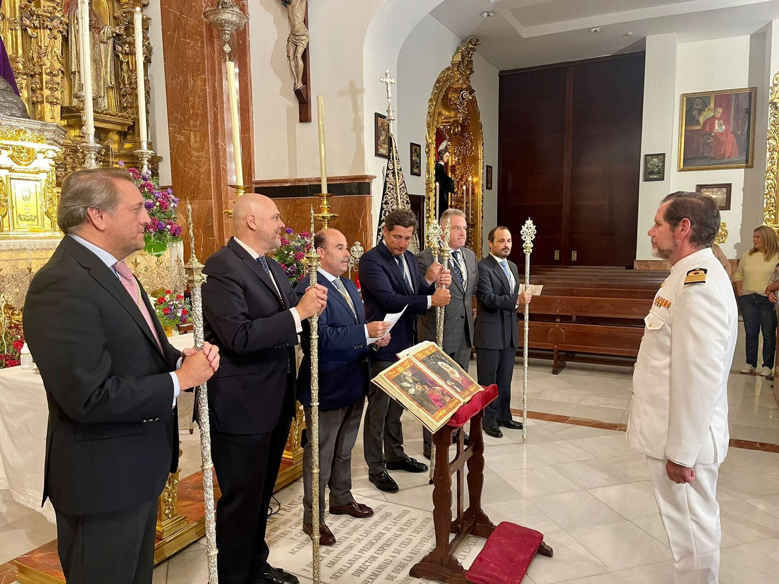 El comandante naval de Sevilla jura como hermano de la Esperanza de Triana.