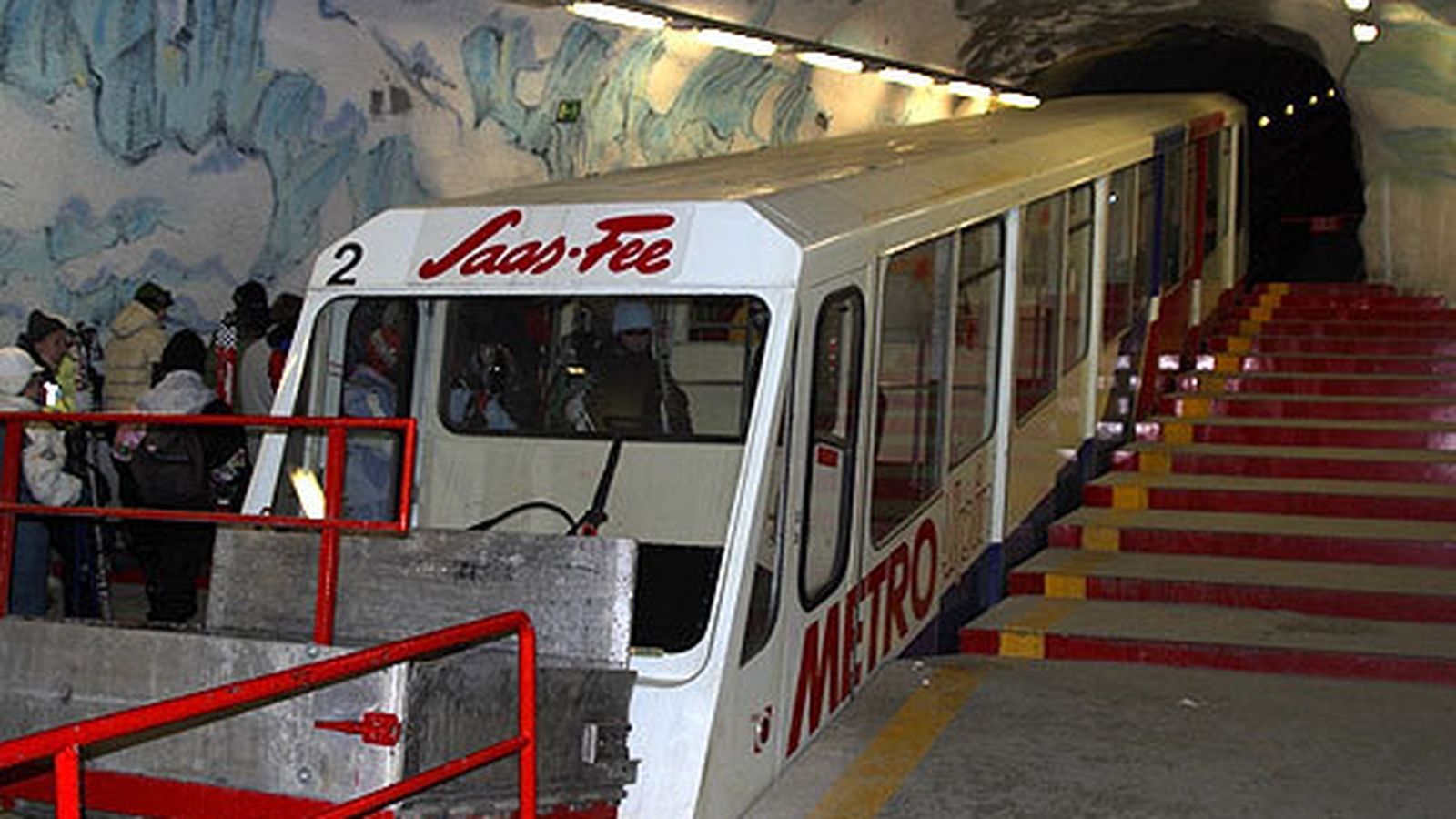 El Métro Alpin que se usa para los esquiadores en el glaciar suizo de Saas-Fee