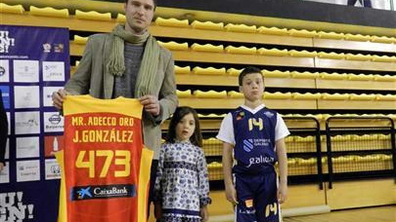Julio González, con la camiseta del récord y acompañado por sus dos hijos.