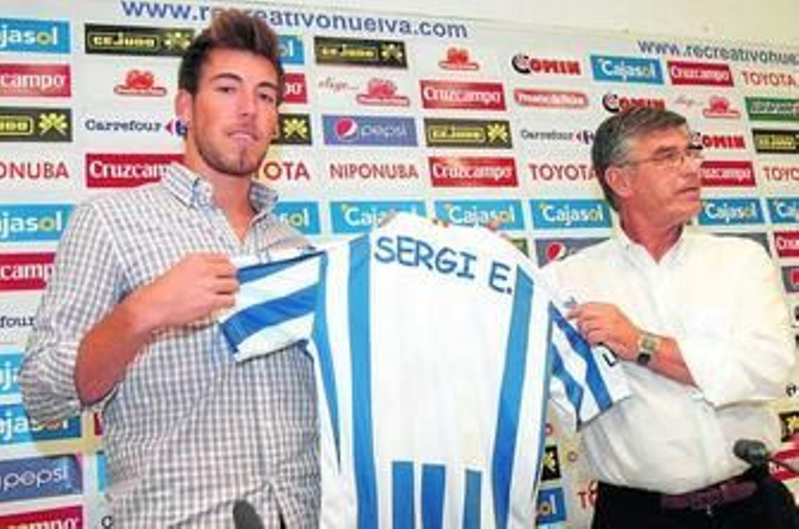Sergi Enrich -a la izquierda junto a Julio Peguero- y Alejandro Zamora -a la derecha- han sido presentados esta semana como jugadores del Recreativo de Huelva.
