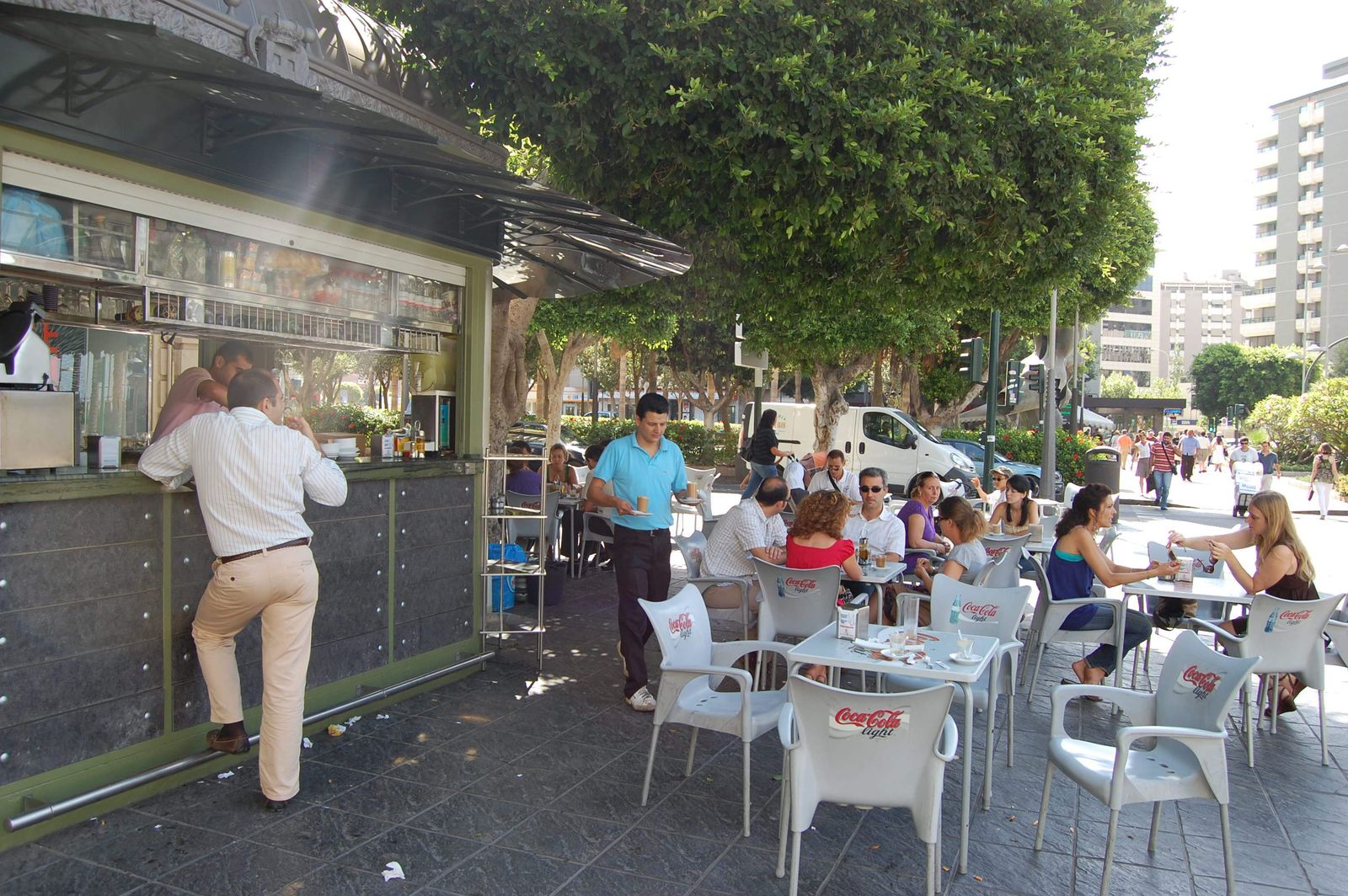 Clientes disfrutan del buen tiempo y las tapas en una céntrica terraza