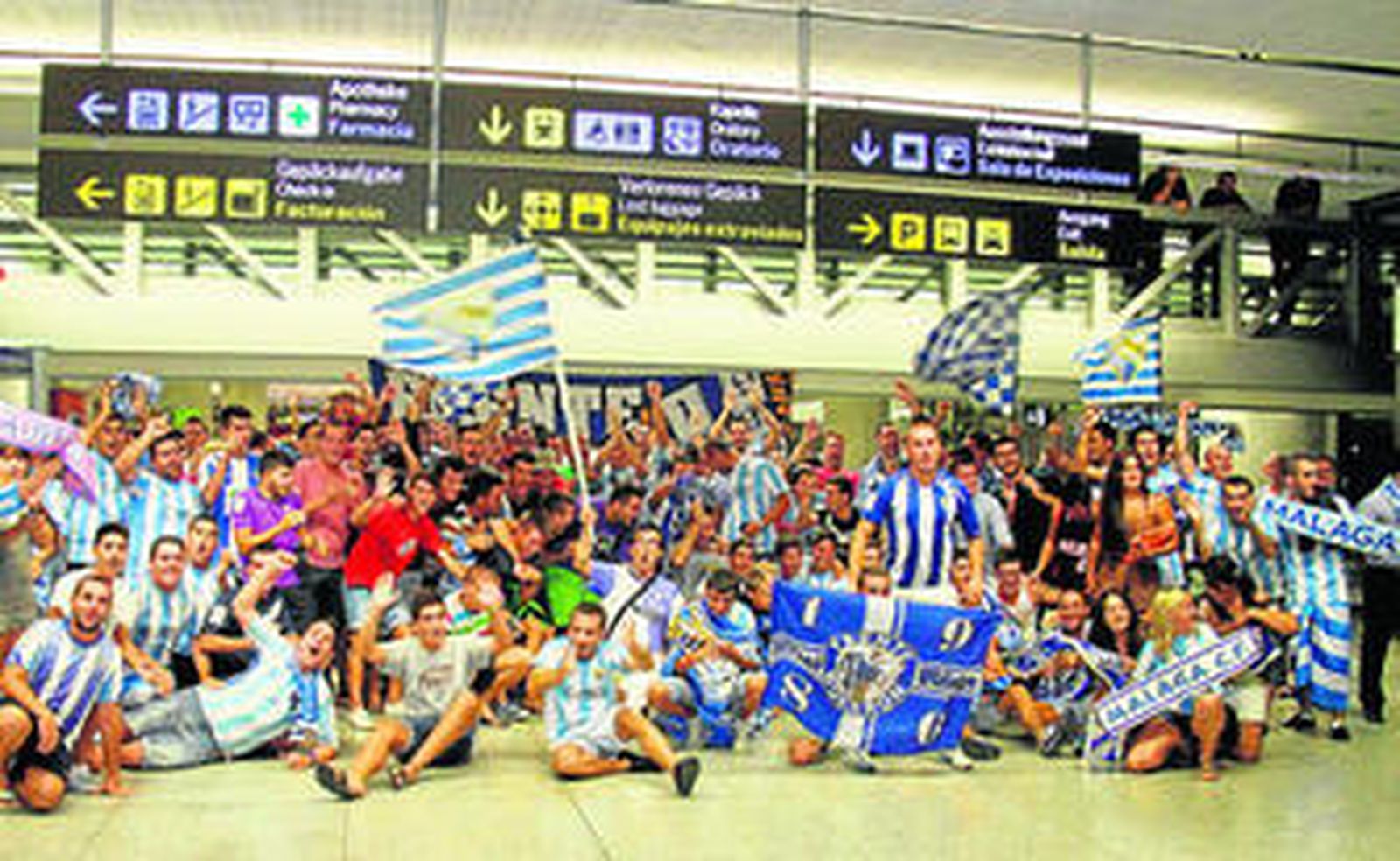 La plantilla del Málaga, encabezada por Duda, a su llegada al aeropuerto de Málaga.