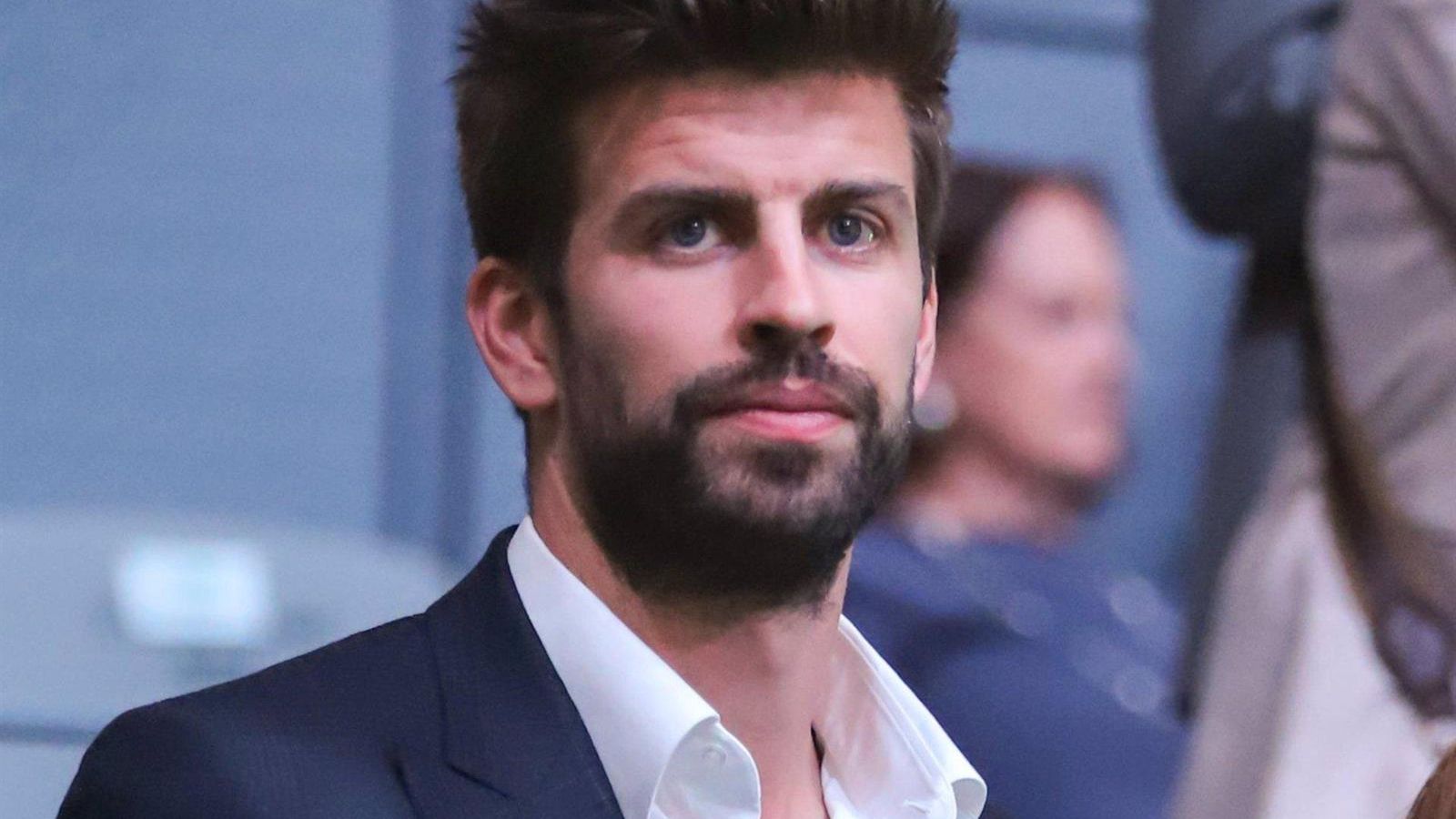Gerard Piqué, en la grada presenciando un partido de fútbol.