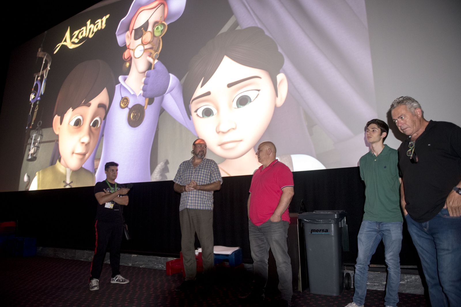 Los creadores del filme delante de la pantalla en el preestreno