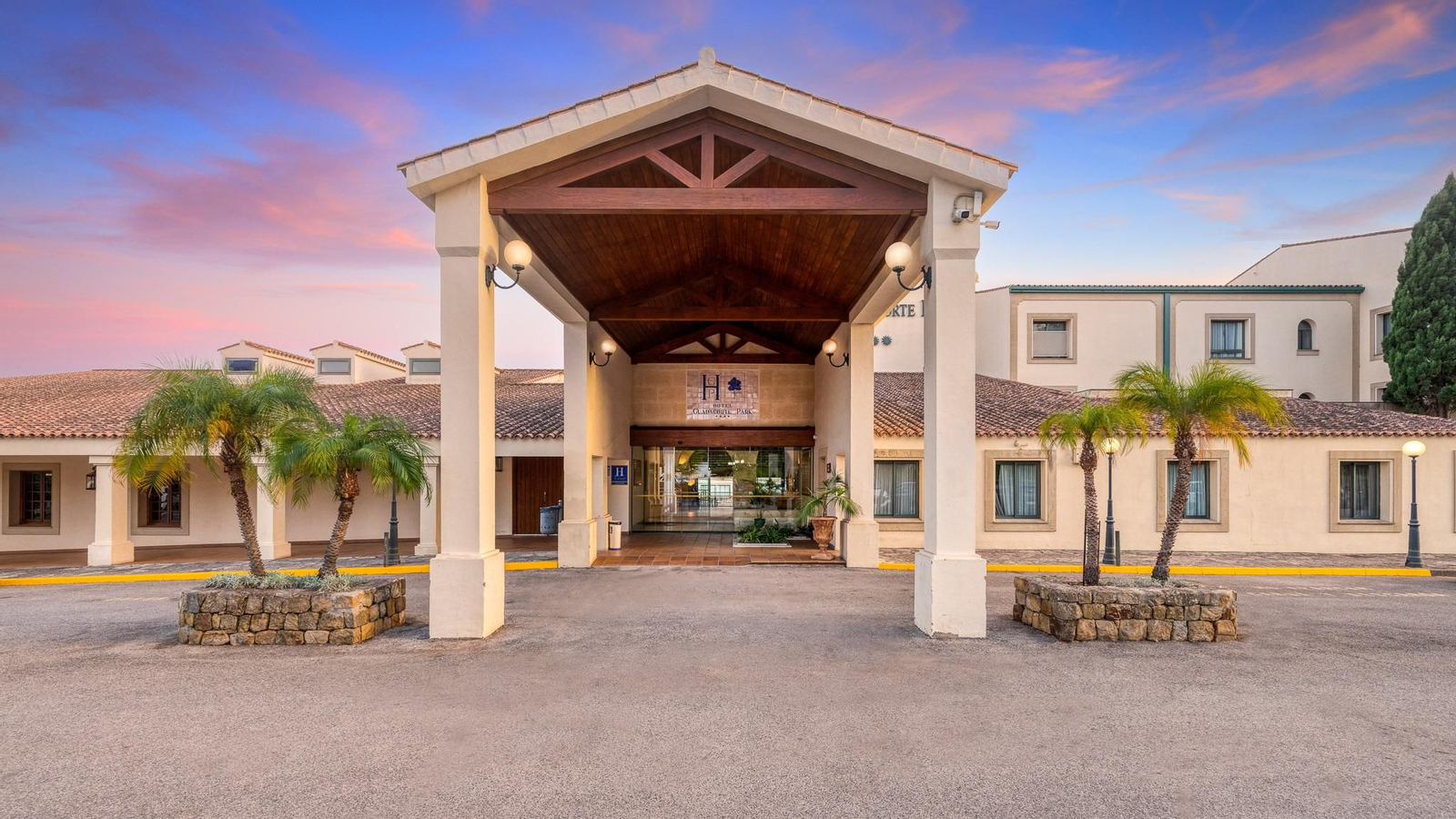 Entrada principal del hotel AZZ Guadacorte Campo de Gibraltar