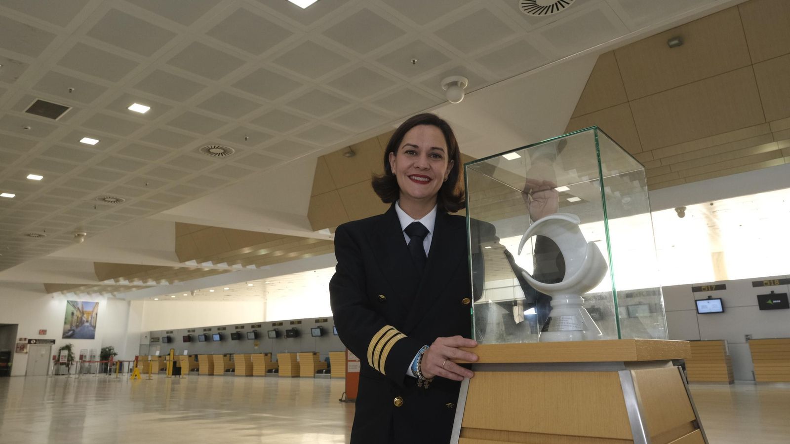 Natural de Macael, en la imagen posa junto al premio que la Asociación de Empresarios del Mármol le concedió al aeropuerto local