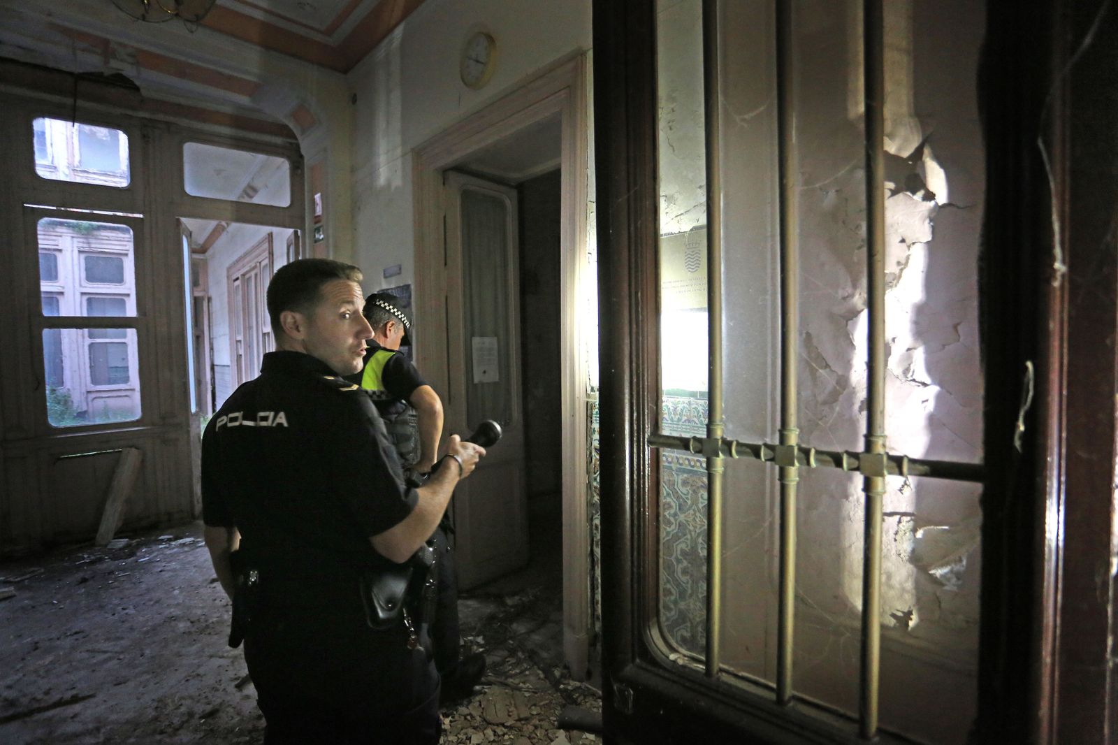 Los agentes, el pasado martes, durante la inspección del interior del antiguo Conservatorio.