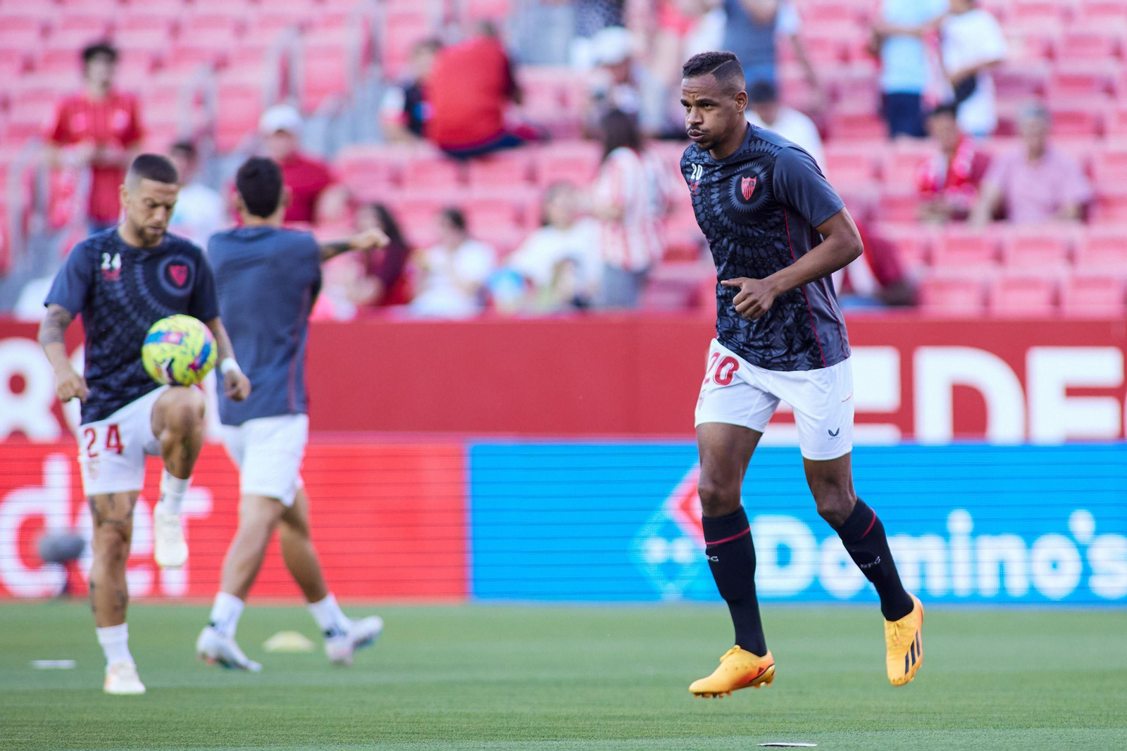 Fernando, en el calentamiento de un partido reciente del Sevilla.