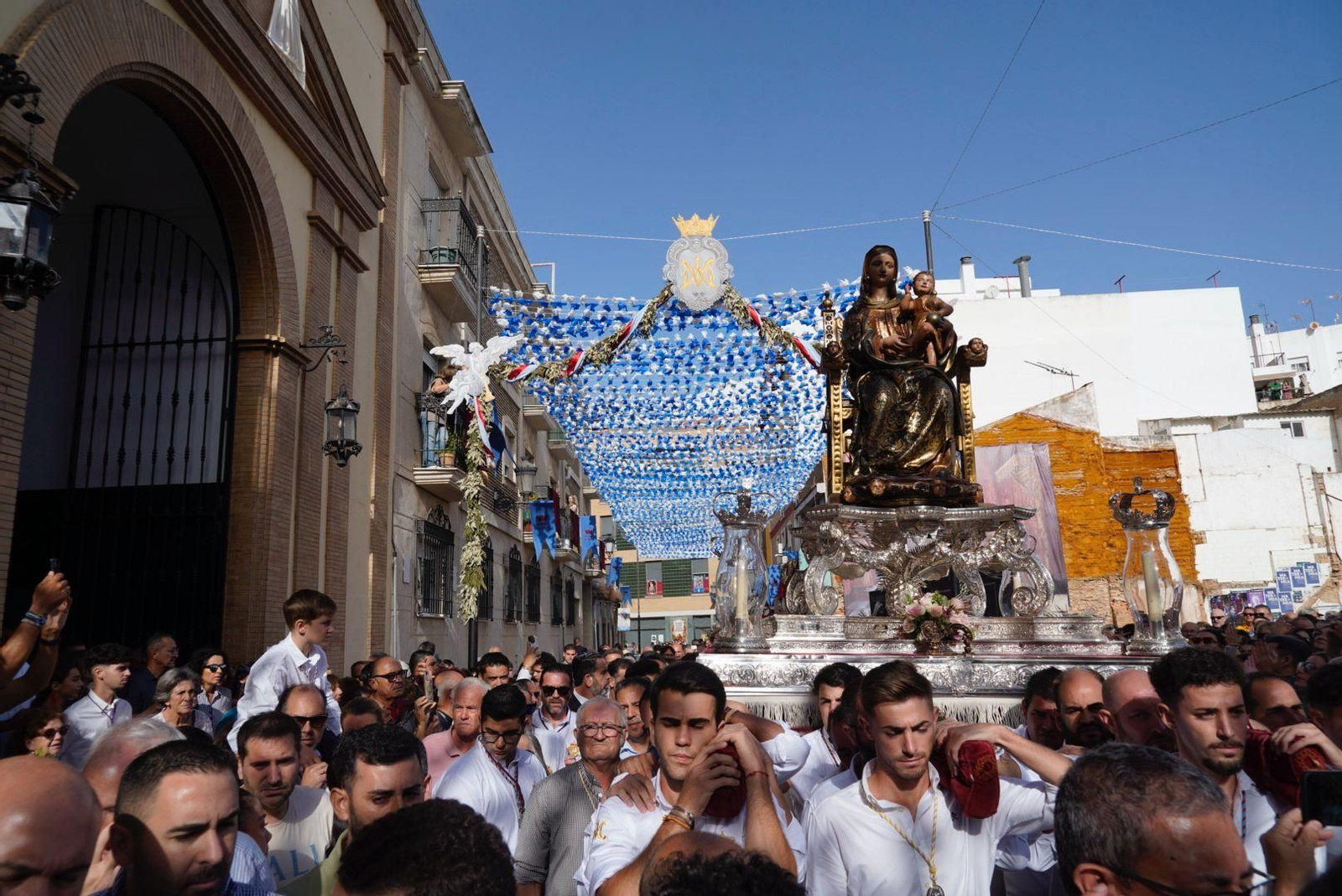 Imágenes del traslado de la Virgen de La Bella hasta el Muelle de Levante este domingo