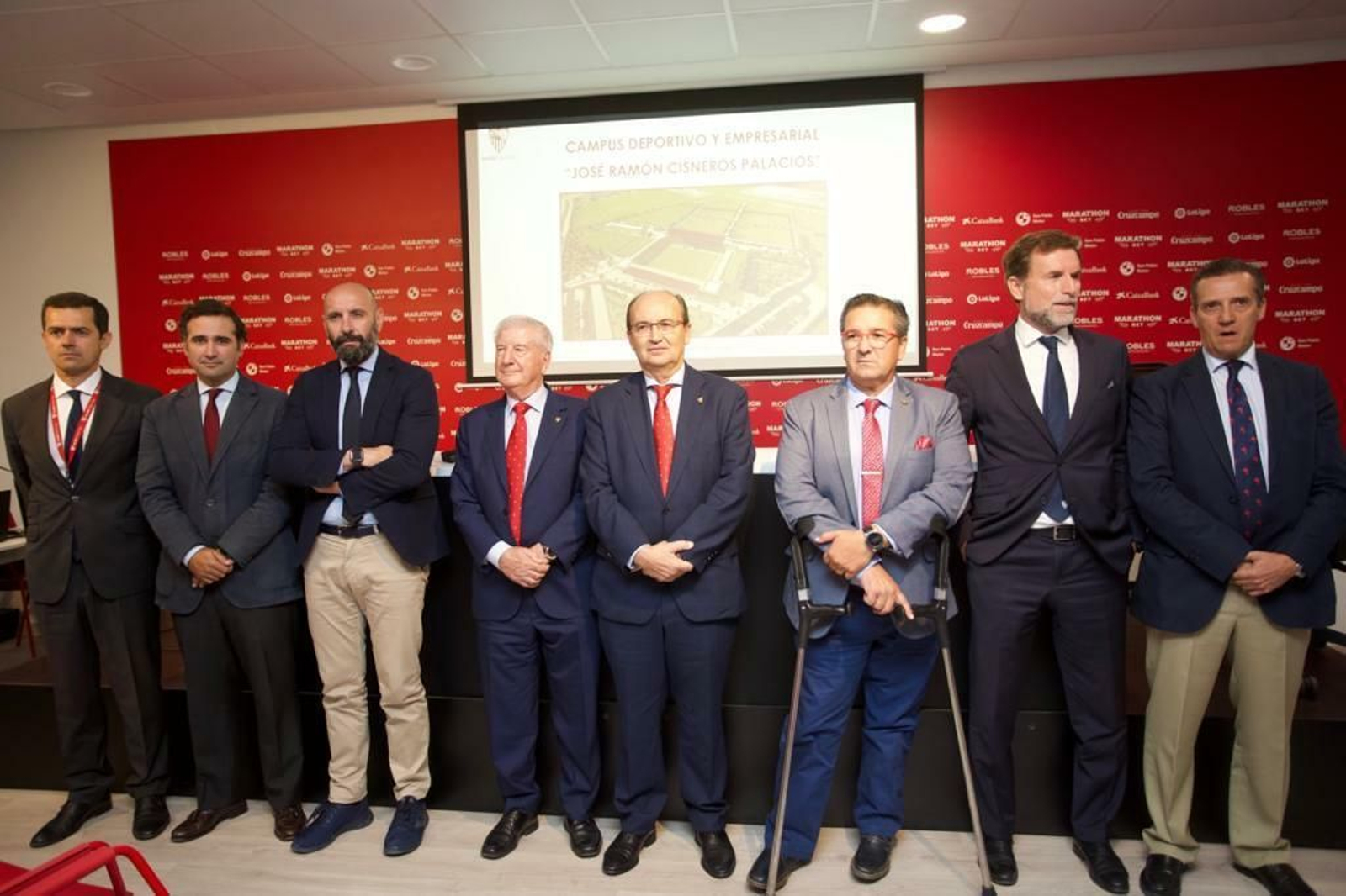 Altos ejecutivos y consejeros del Sevilla, en la presentación del proyecto de la ciudad deportiva.