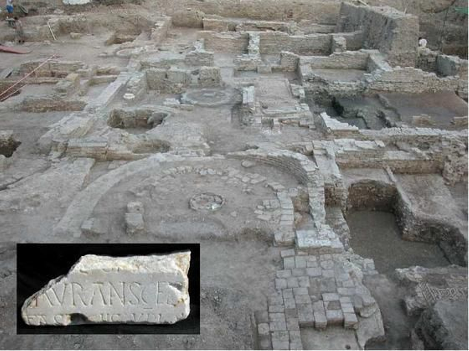 Restos arqueológicos de la Casa de las Basas con el detalle de una inscripción de una de las piedras localizadas.

Foto: Diario de Sevilla