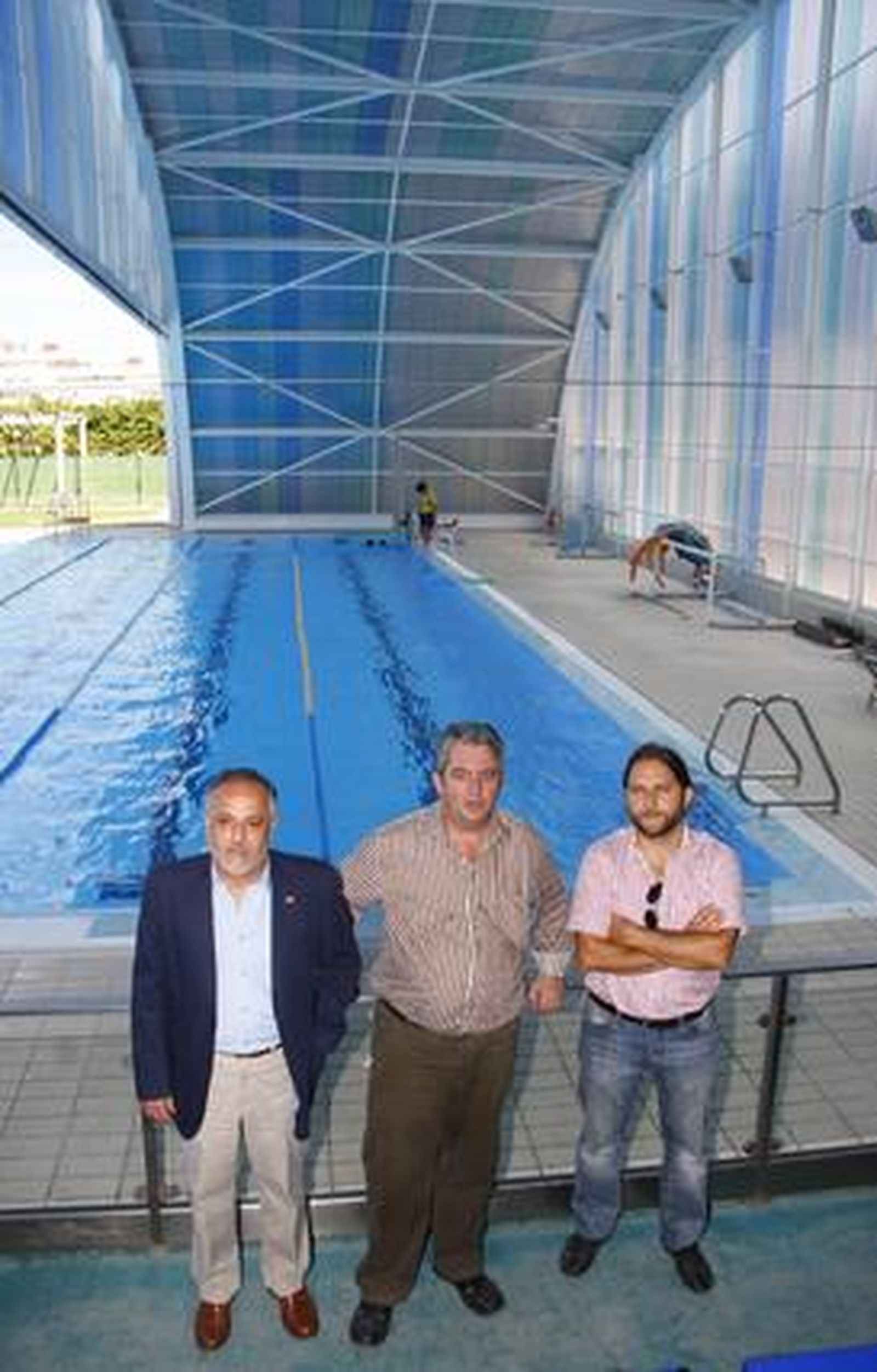El concejal de Juventud y Deportes, José Manuel García Martínez en la piscina del centro.  

Foto: Belén Vargas