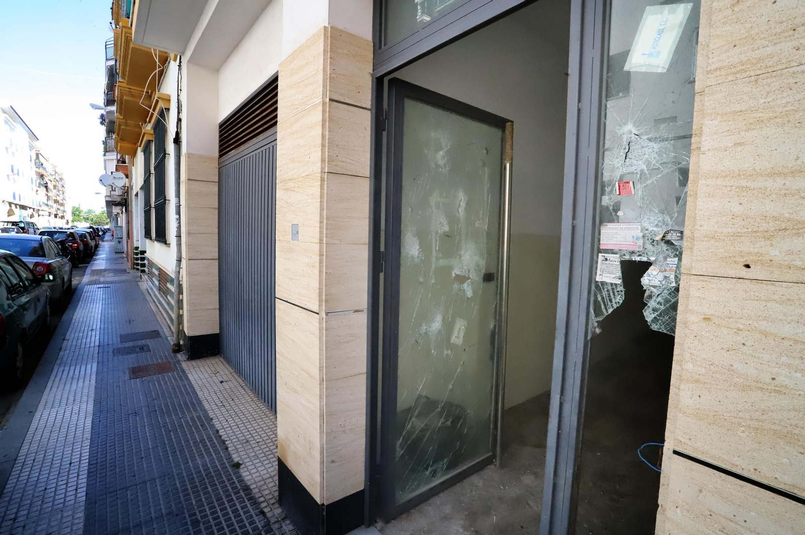 Imágenes del edificio de "okupas" de la calle Macías Belmonte