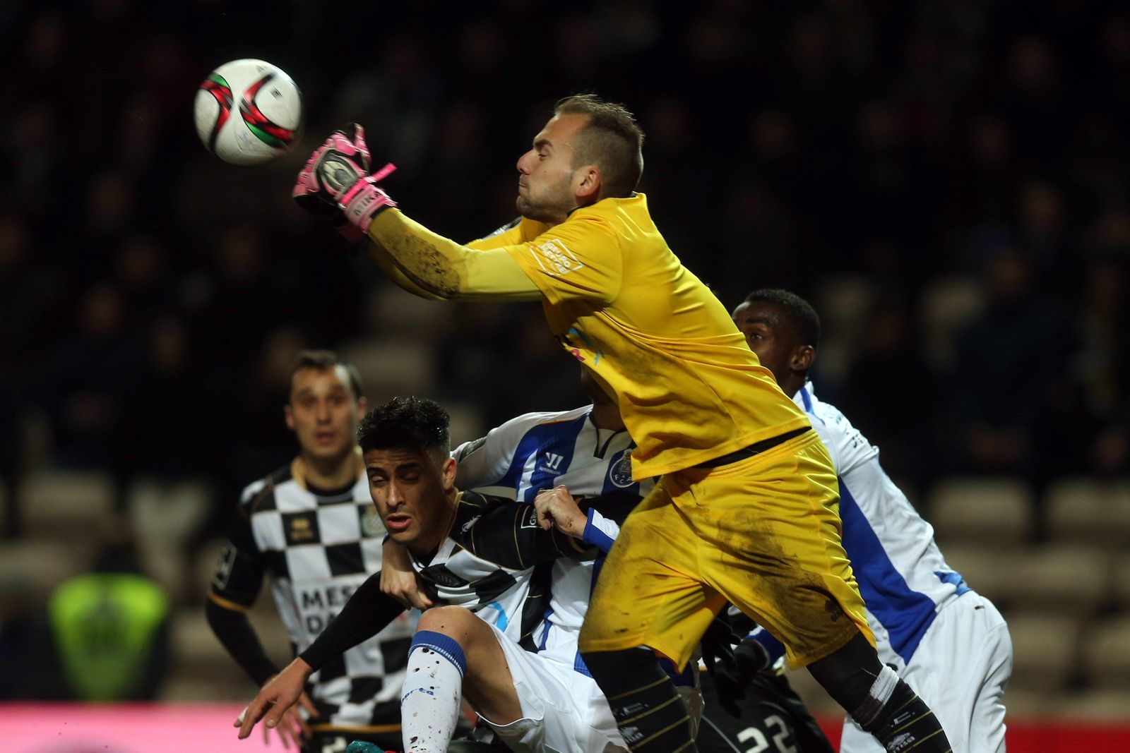 Sampaio se agacha ante la salida de Mika, su compañero portero en el Boavista.