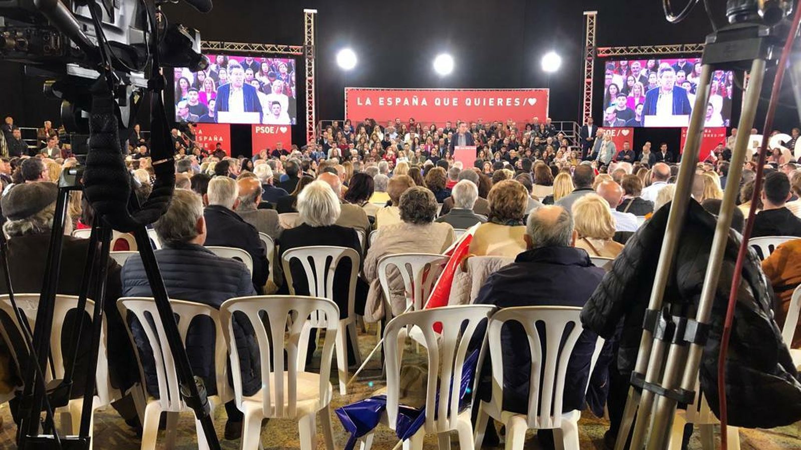 La intervención de Juan Espadas como anfitrión del acto, en el que se han quedado algunas sillas vacías.