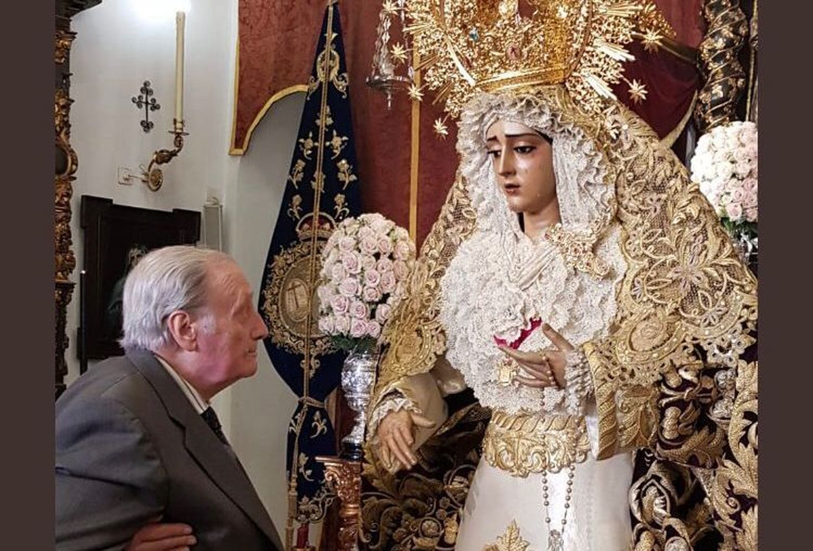 Otto Moeckel ante la Virgen de la Caridad en una imagen reciente