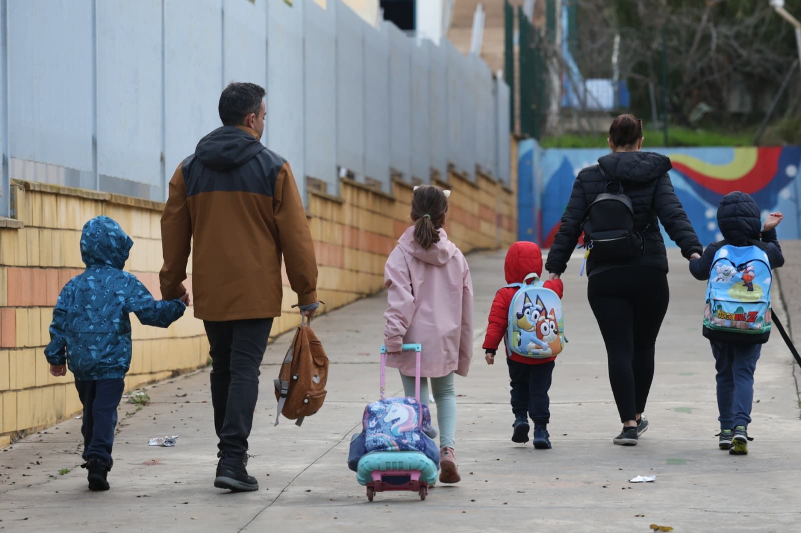 Niños entrando al colegio, este jueves, en Málaga.