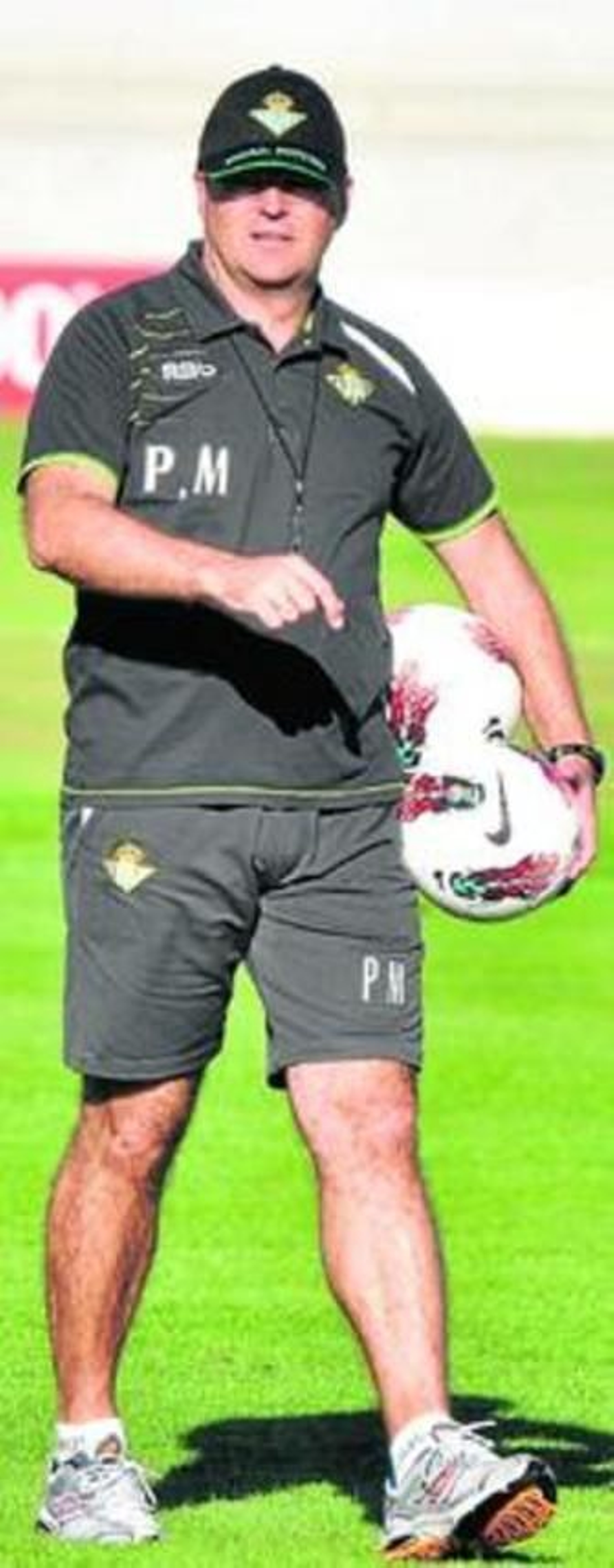 Pepe Mel observa las evoluciones de sus jugadores.