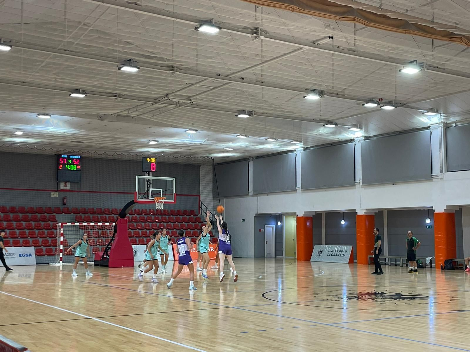 Jugadora de GmasB lanzando desde el triple.