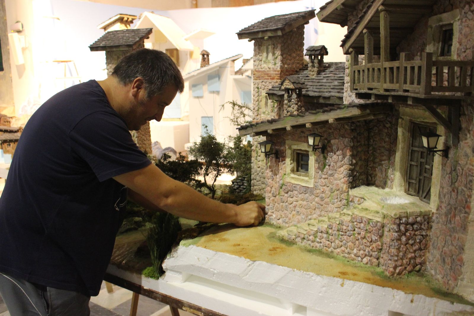 El presidente de la Asociación de Belenistas durante el montaje del Belén Municipal en una imagen de archivo