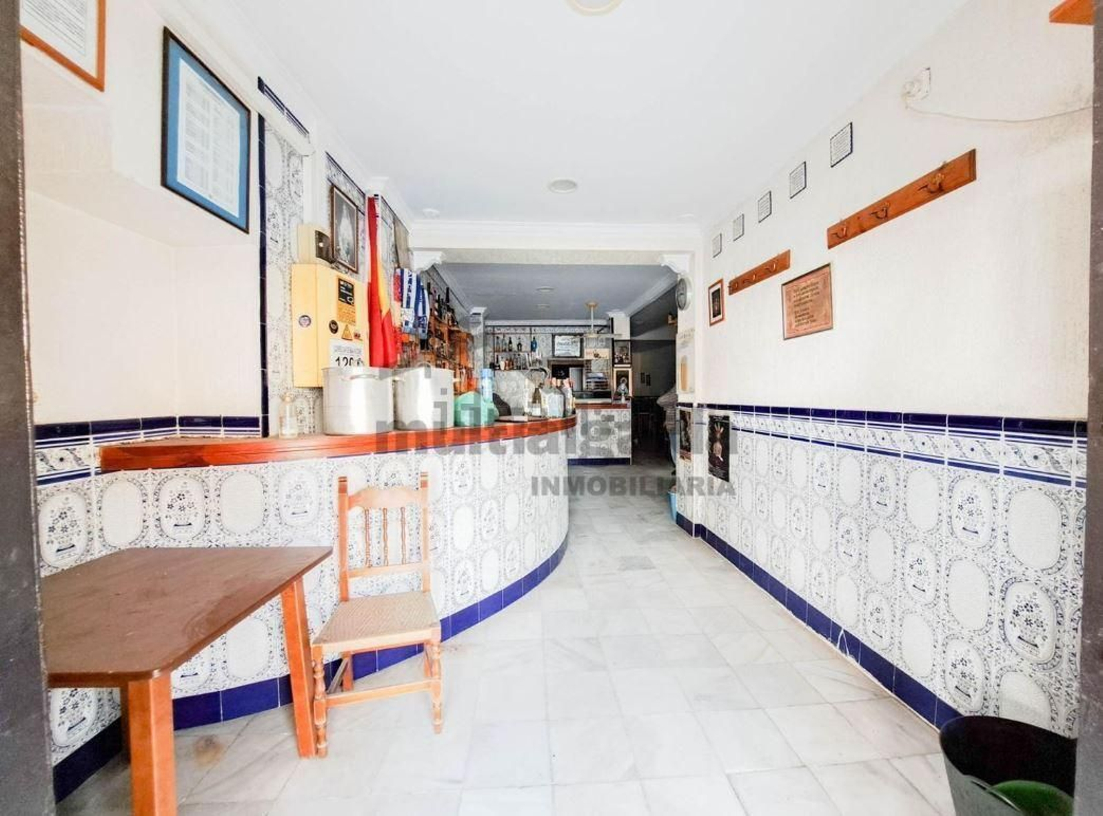 Interior del local del Bar Mónica, inmueble a la venta.