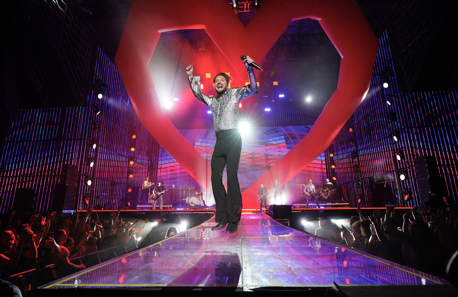 Manuel Carrasco conquista con sus 'flechas de amor' a Granada