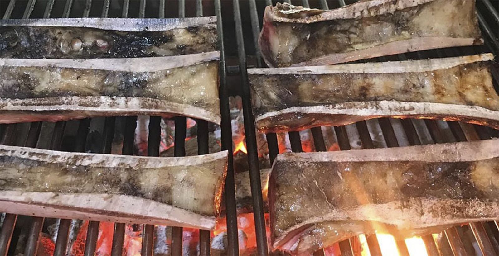 Tuétano a la brasa en el restaurante Almansa