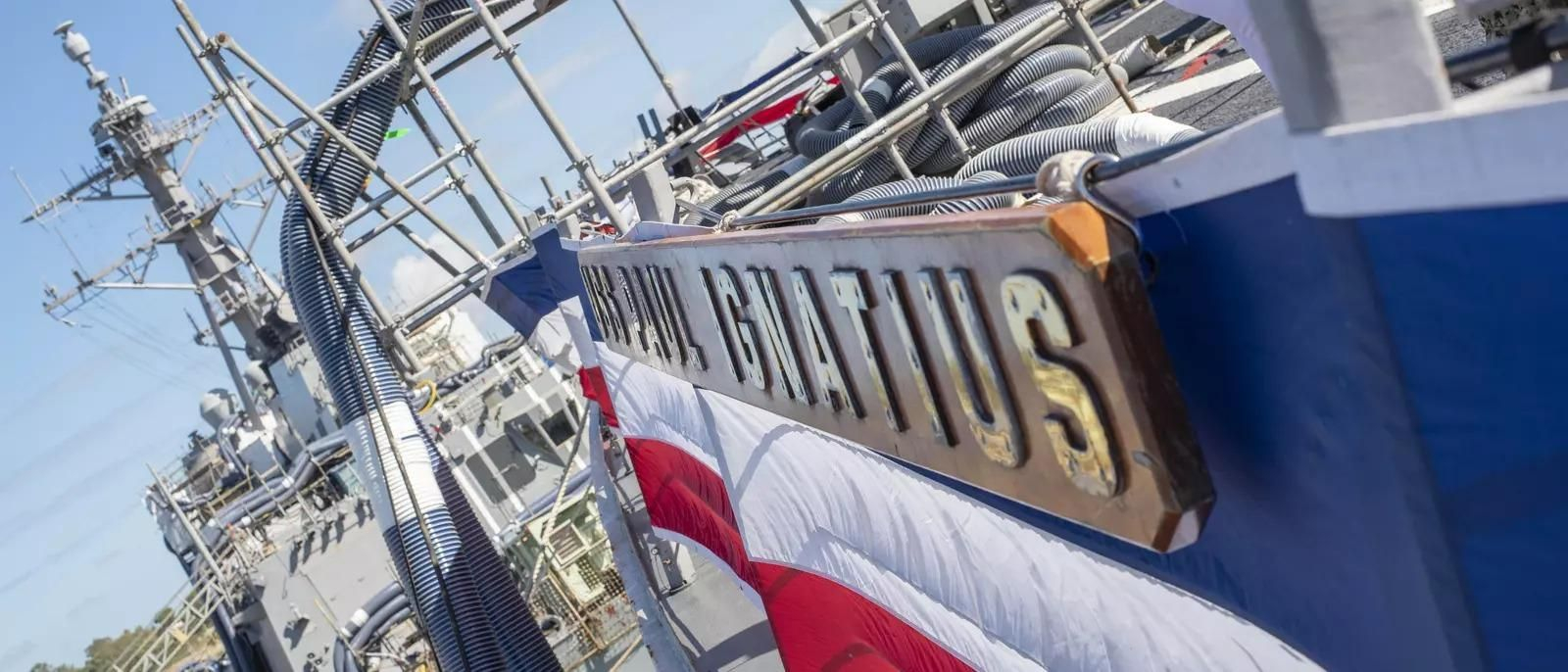 El destructor de EEUU 'Paul Ignatius' donde los marineros han recibido clases de flamenco para la feria.