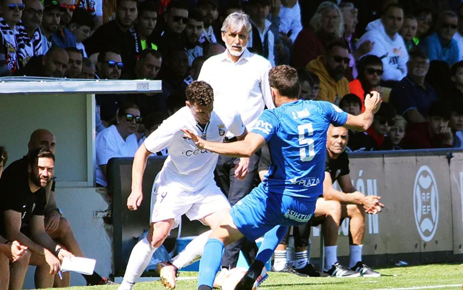 Sergio Ayala trata de frenar a Rodri Ríos en presencia del técnico Pablo Alfaro.