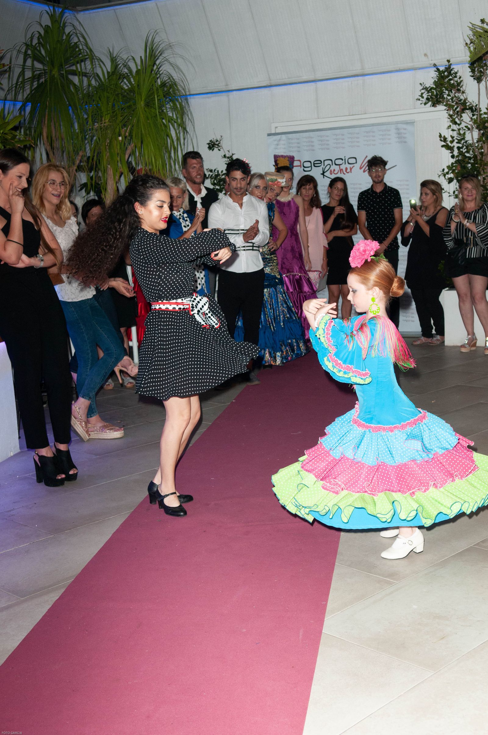 Jesús Vera vuela a Tanzania con su desfile de sombreros y complementos