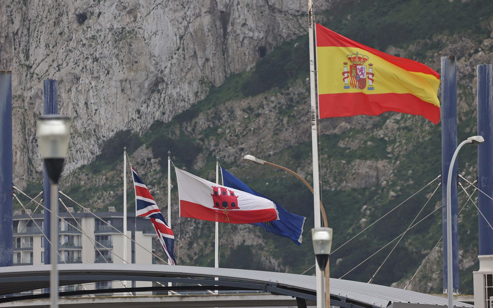 Fotos de las colas de vehículos originadas por el control y sellado de pasaportes en la Verja de Gibraltar