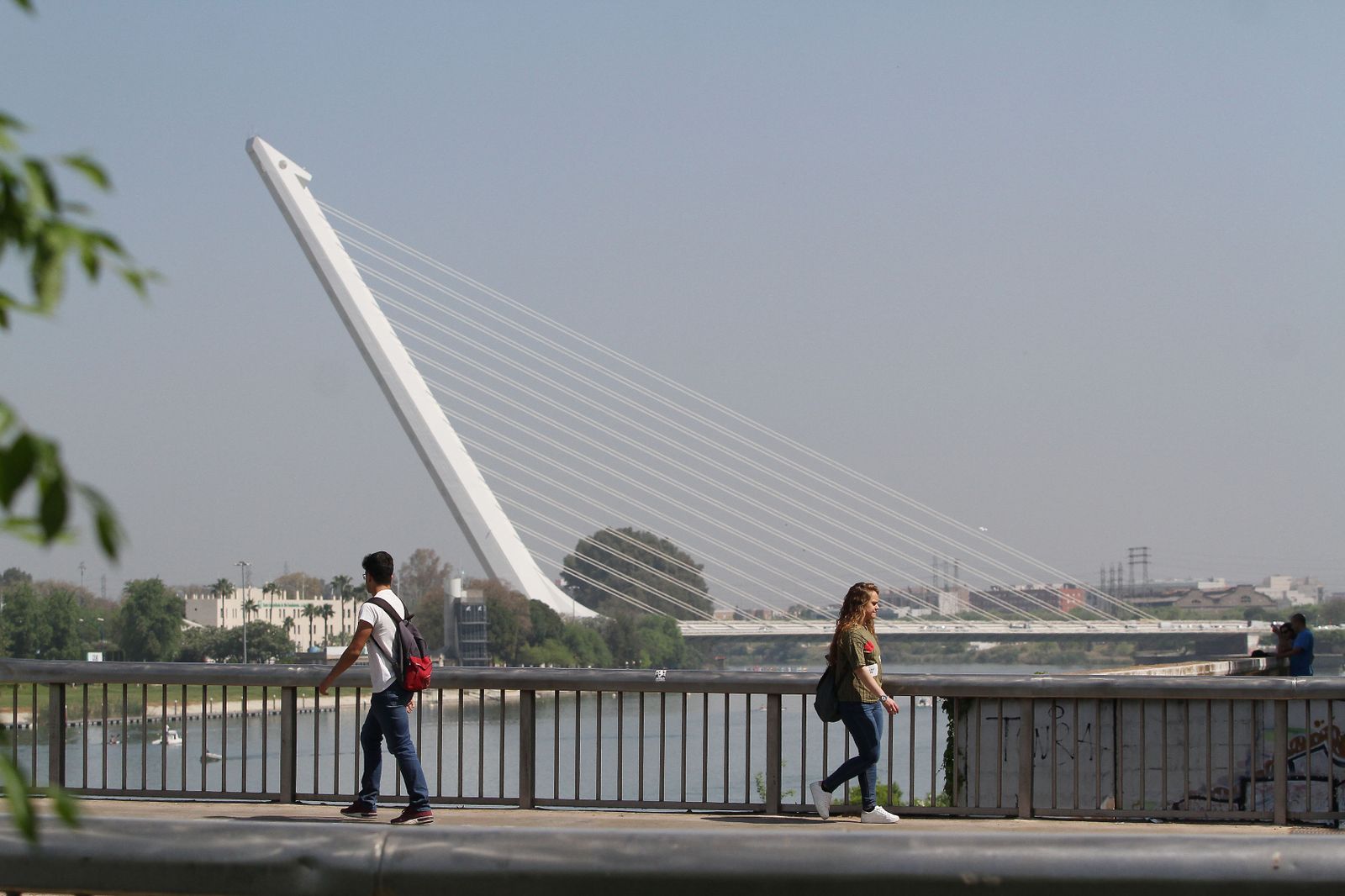 Cortes nocturnos en un carril del Puente del Alamillo de Sevilla por las obras de iluminación