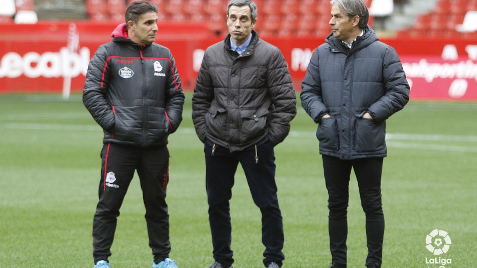 Natxo González junto a parte de su cuerpo técnico.