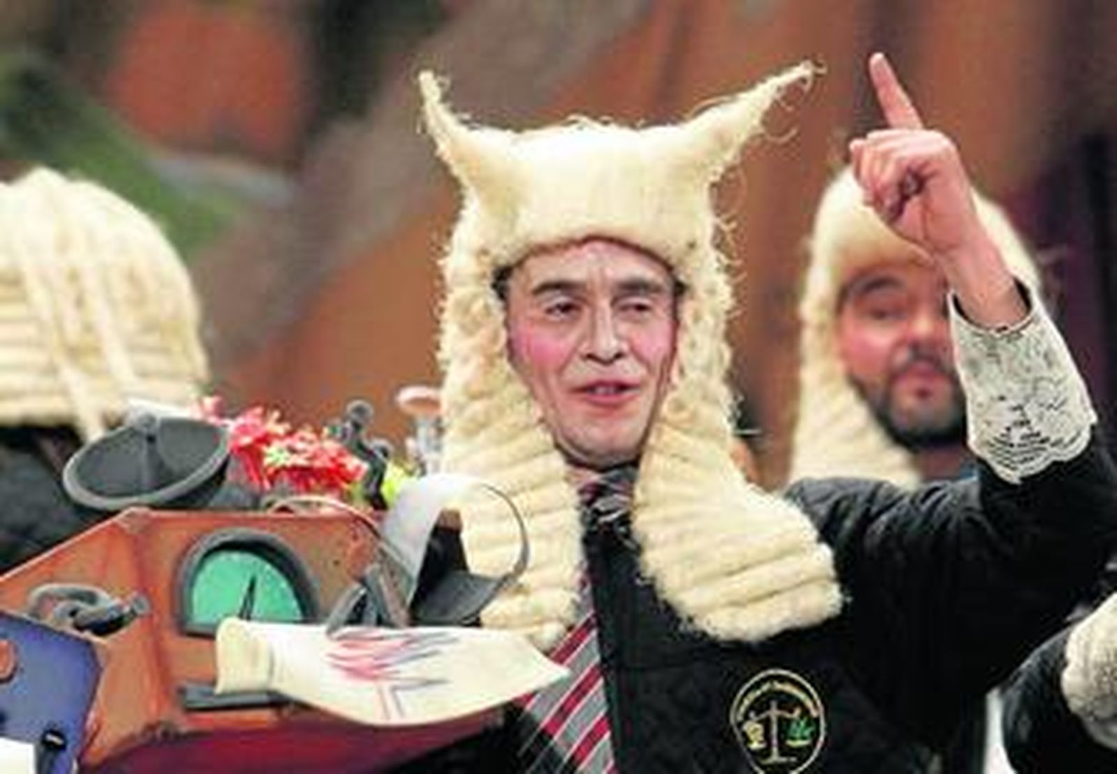 Uno de los miembros de 'Los que van por derecho' durante el pasado concurso del Falla.