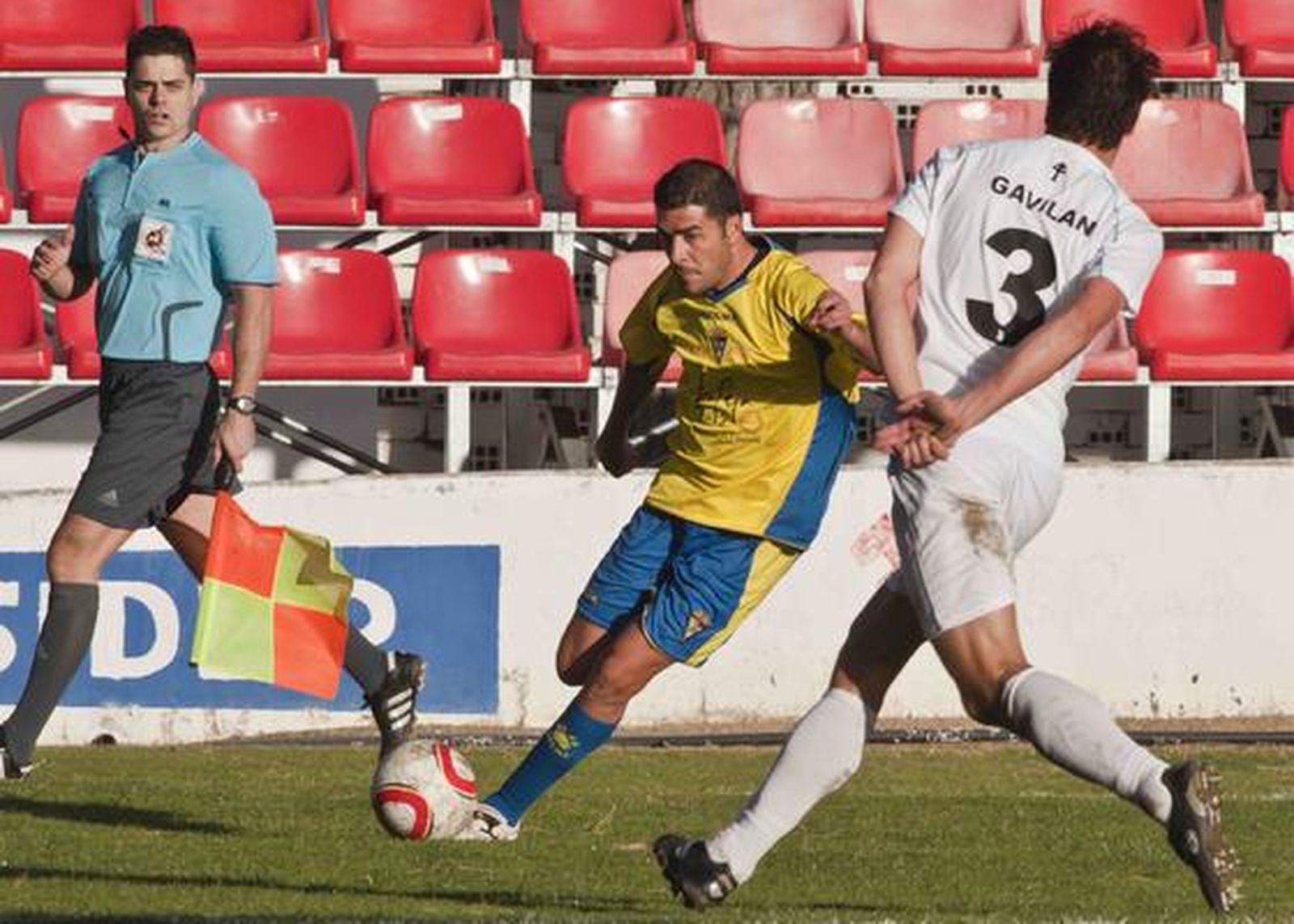 Un tanto de Pachón en el ´39 dio la victoria a los amarillos, que supieron mantener el marcador pese a las expulsiones de Aarón Bueno y Velasco 

Foto: Pascu Mendez/LOF