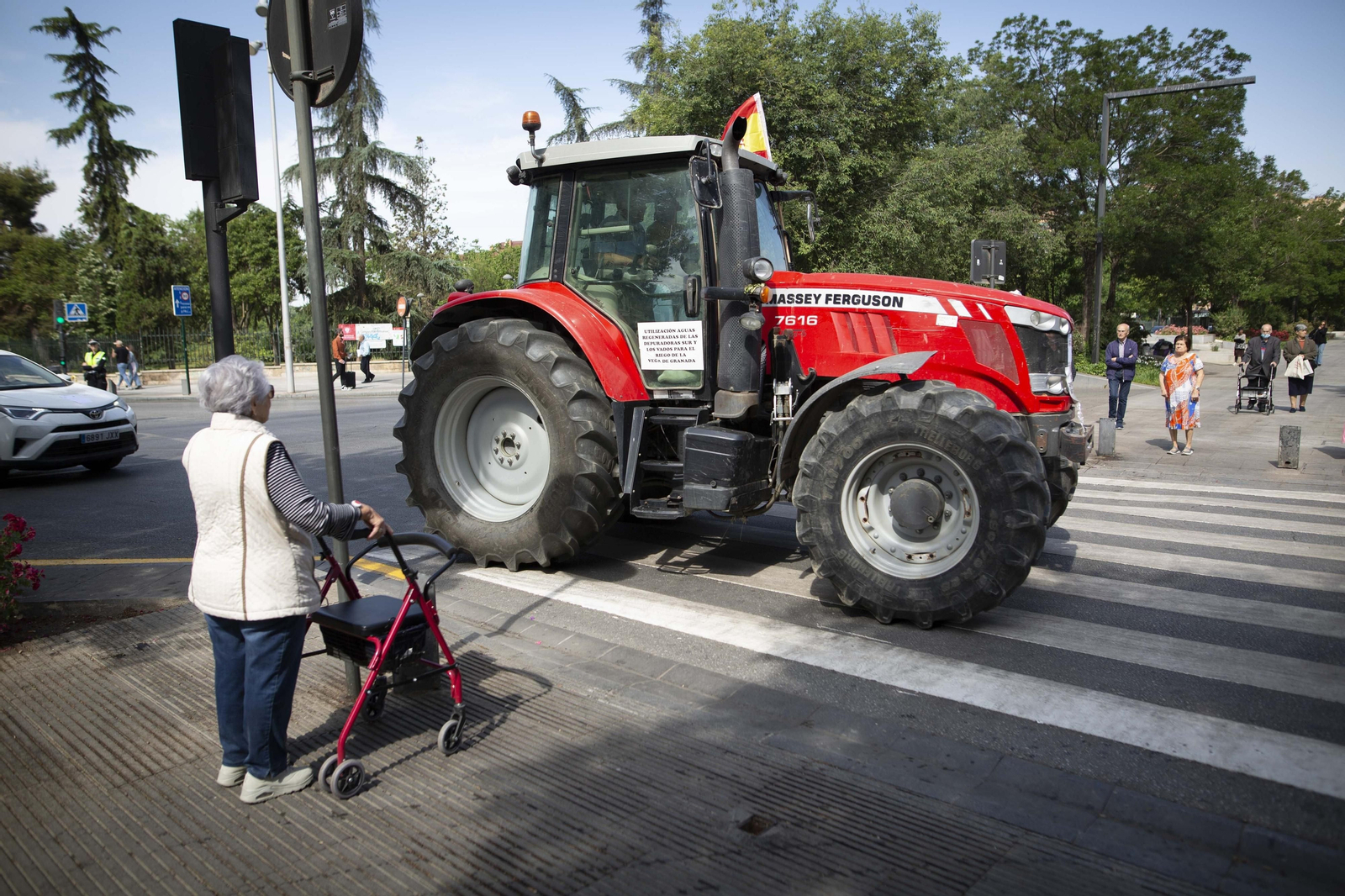Imagen de archivo un tractor en una tractorada por las calles de Granada