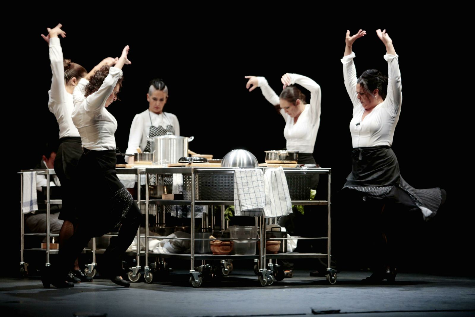 Una escena de 'Flamenco Kitchen', la obra con la que el grupo Flamenco Nómada abrió el FIT.