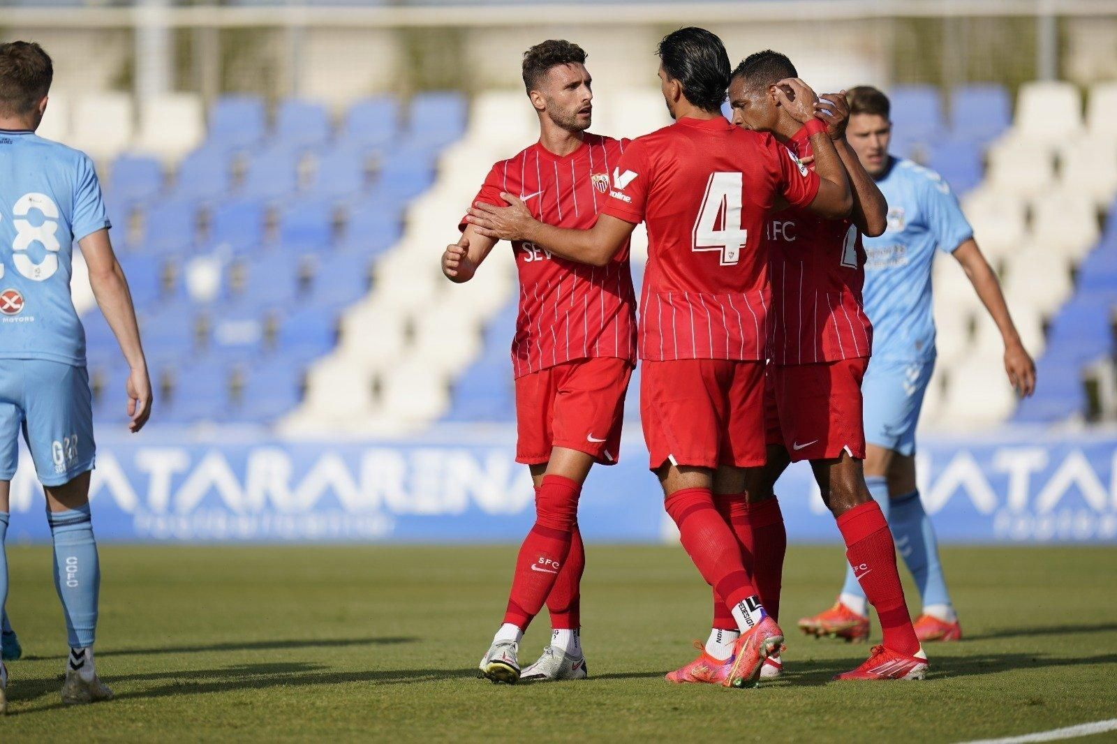 Sergi Gómez, Rekik y Fernando se felicitan tras el 1-0 tras un remate del primero.