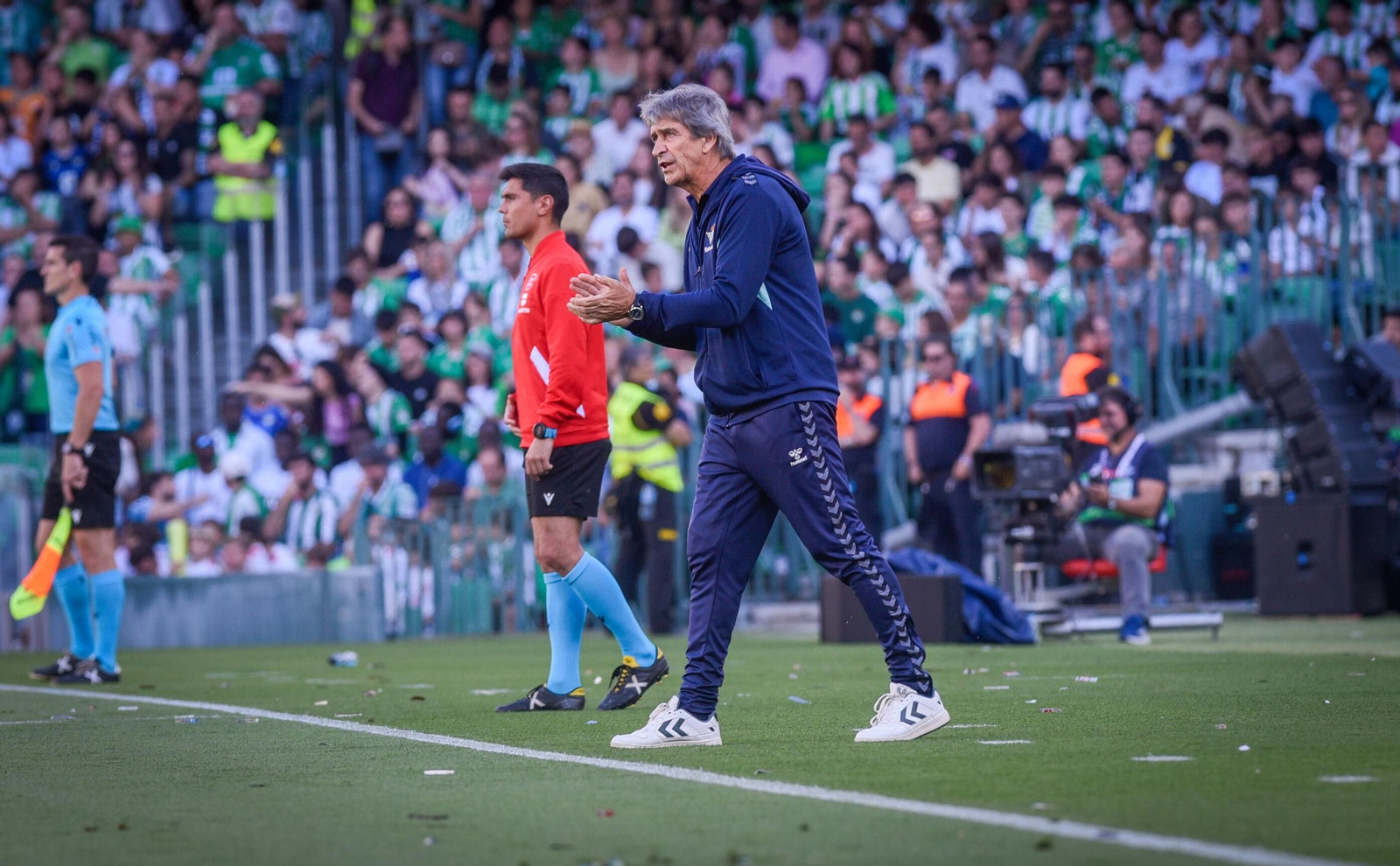 Pellegrini anima a sus jugadores durante el encuentro ante la Real.