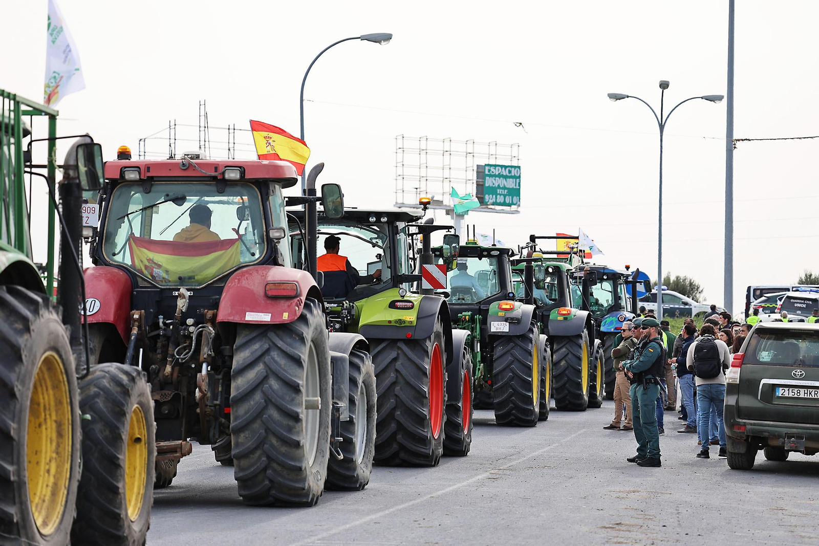 Imágenes de la multitudinaria tractorada de los agricultores en Huelva