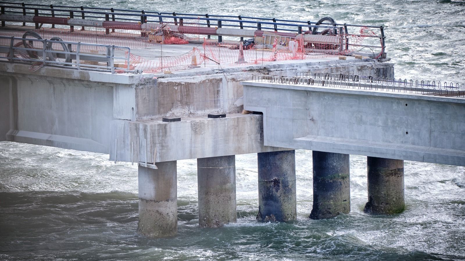 Imágenes de la colocación de una nueva viga sobre el vano 30 en el puente Carranza de Cádiz